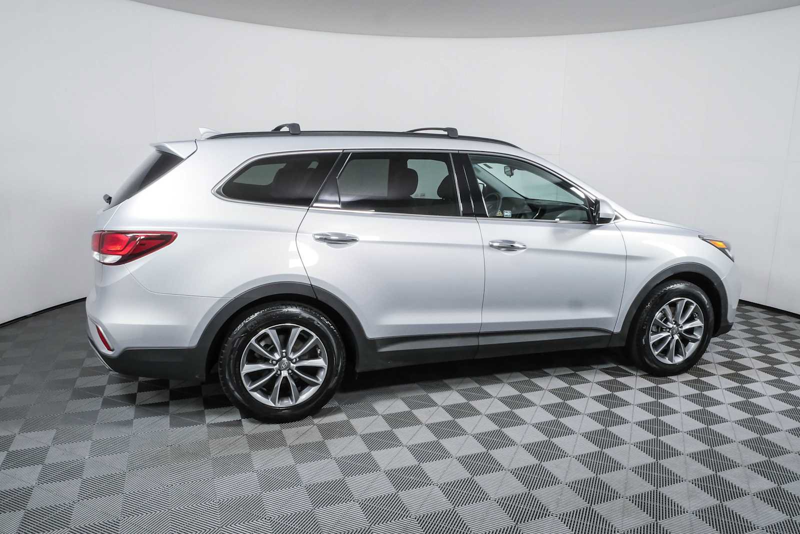 Used 2019 Hyundai Santa Fe XL SE FWD image 2