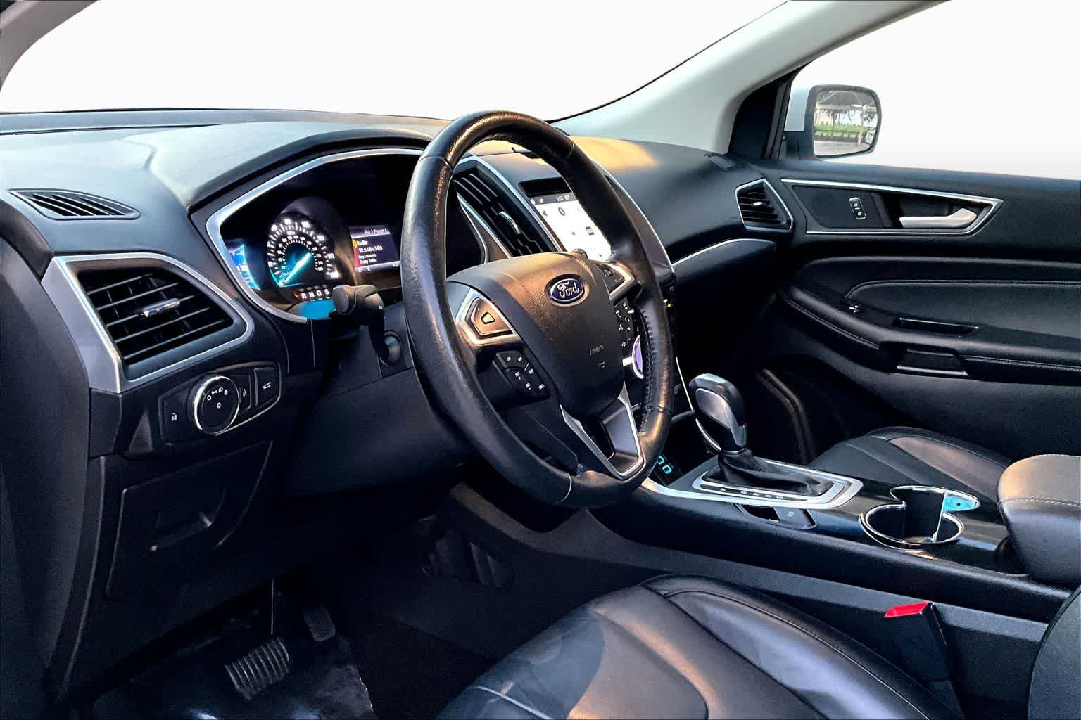 Used 2017 Ford Edge Titanium w/ Technology Package FWD image 33