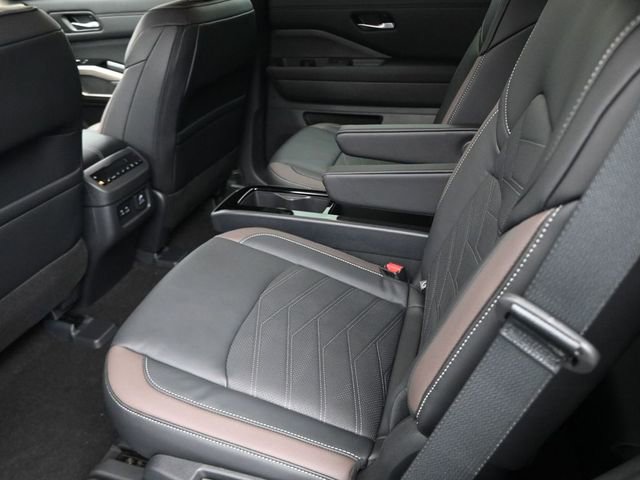 Used 2025 Nissan Pathfinder Platinum AWD/4WD image 10
