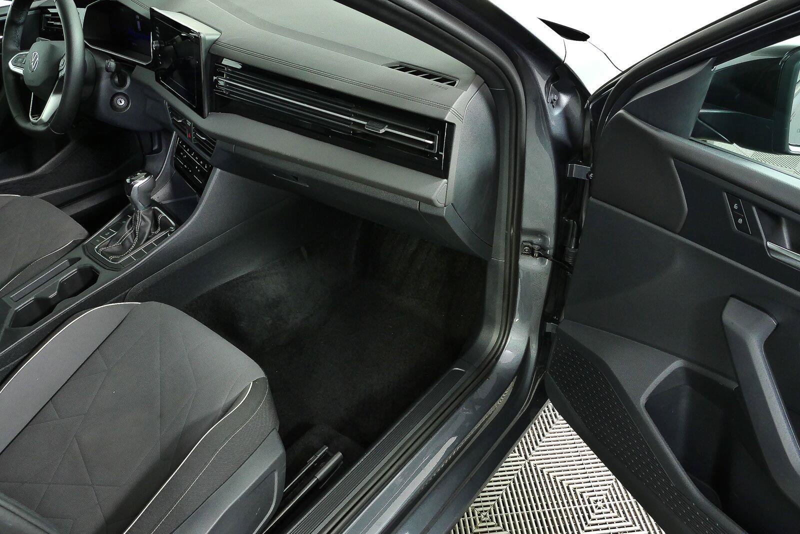 Certified 2025 Volkswagen Jetta Sport FWD image 22