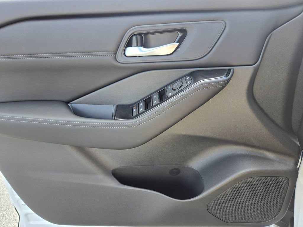 New 2026 Nissan Rogue Platinum image 11