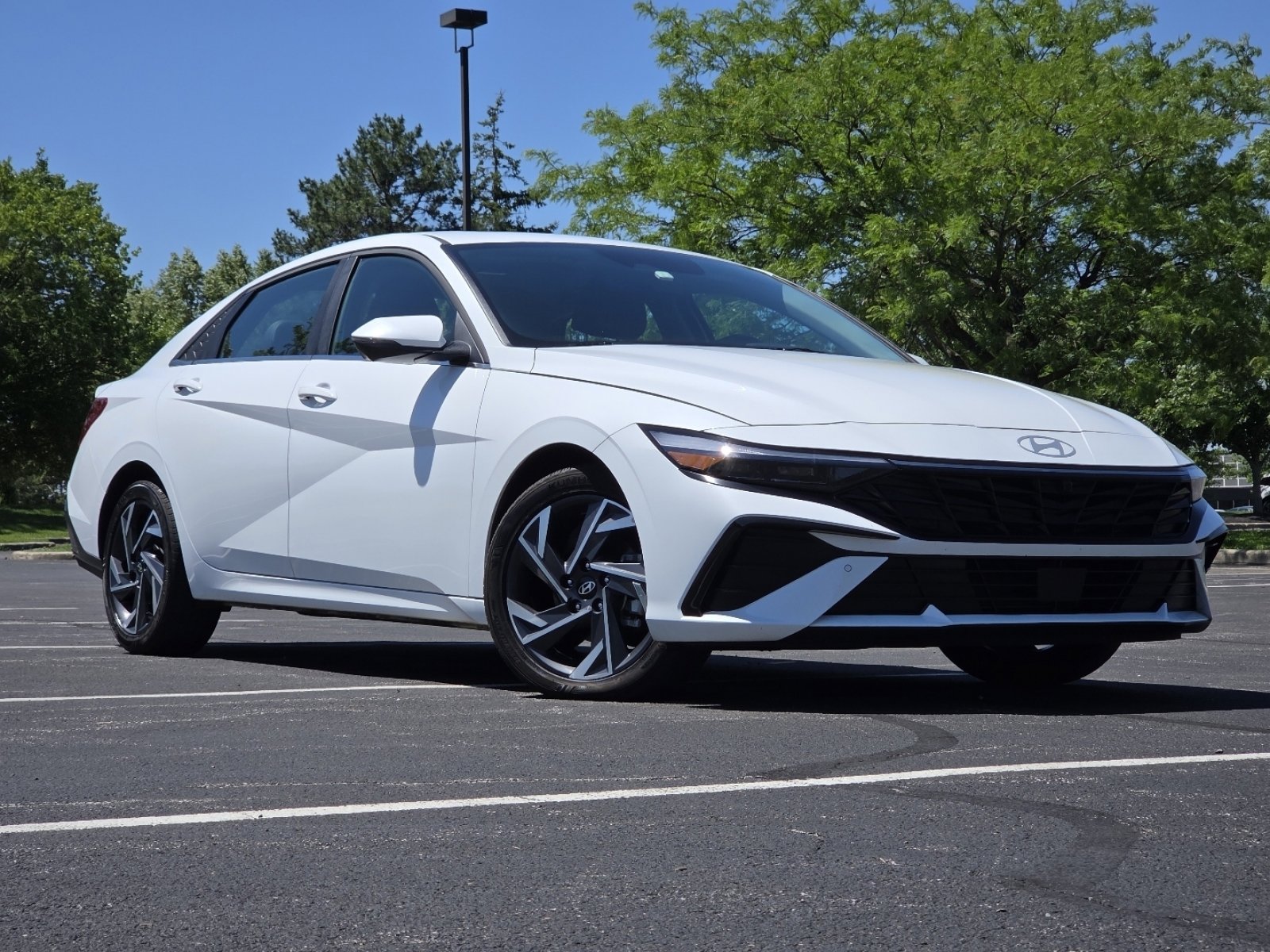 Used 2024 Hyundai Elantra Limited FWD image 2
