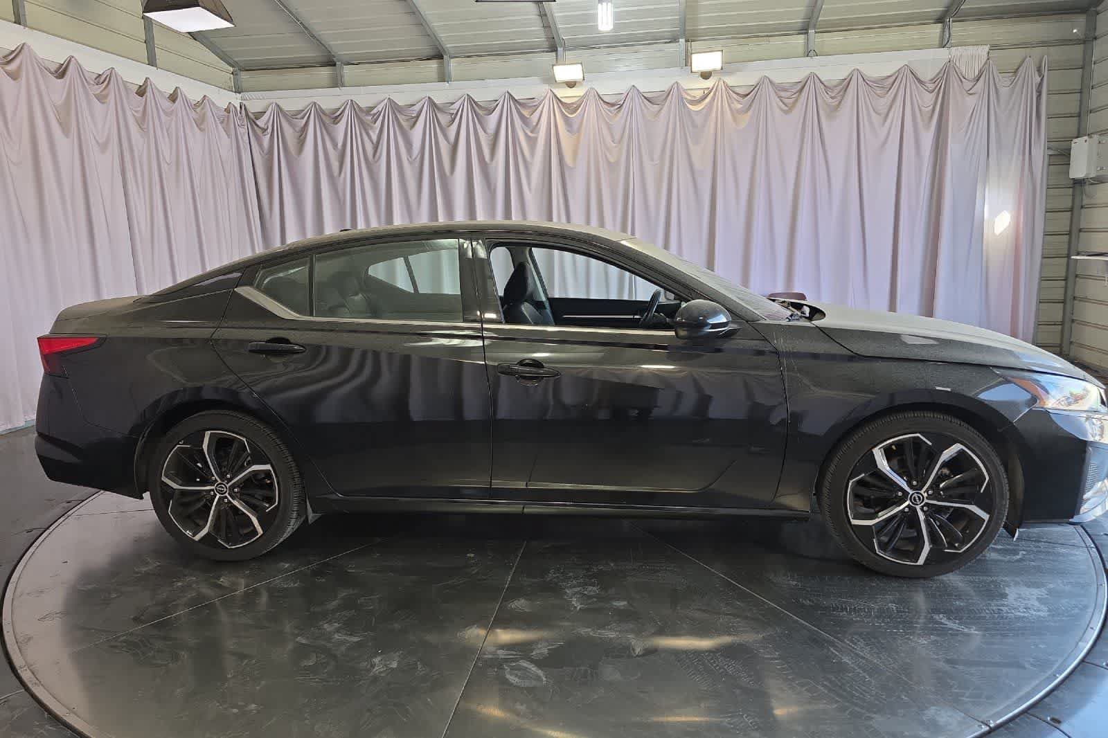 Used 2023 Nissan Altima 2.5 SR FWD image 9