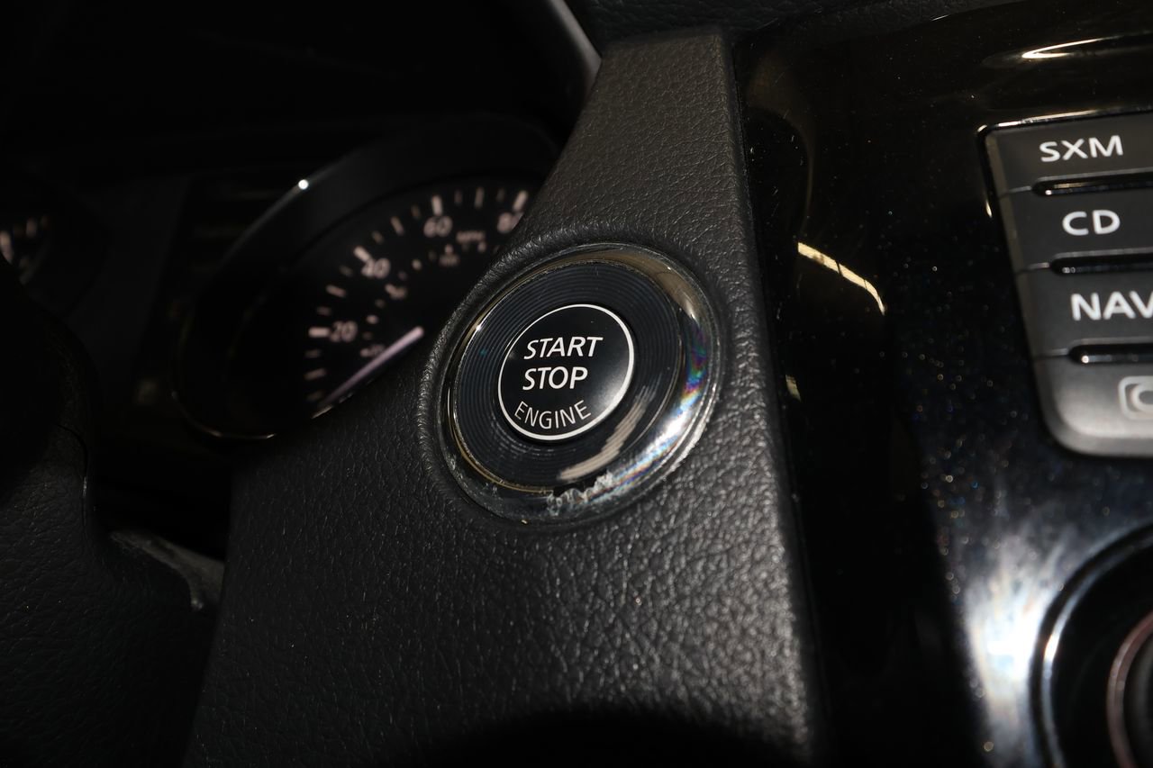 Used 2017 Nissan Rogue SV w/ SV Premium Package image 16