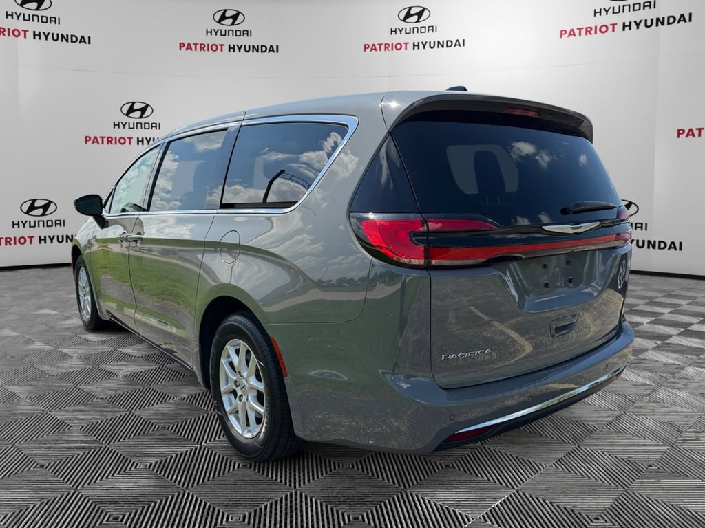 Used 2025 Chrysler Pacifica Select FWD image 5