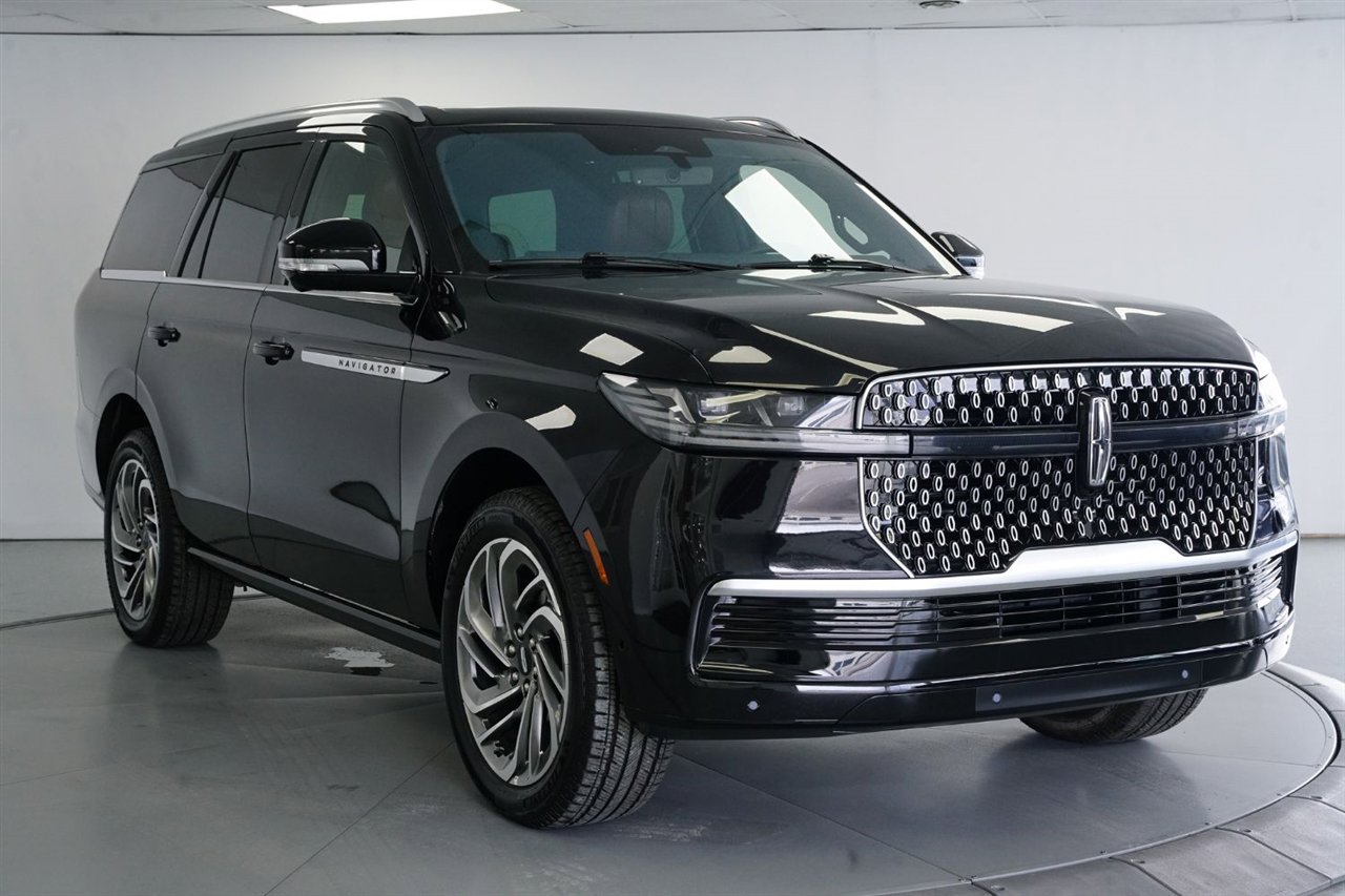 Used 2025 Lincoln Navigator Reserve image 2