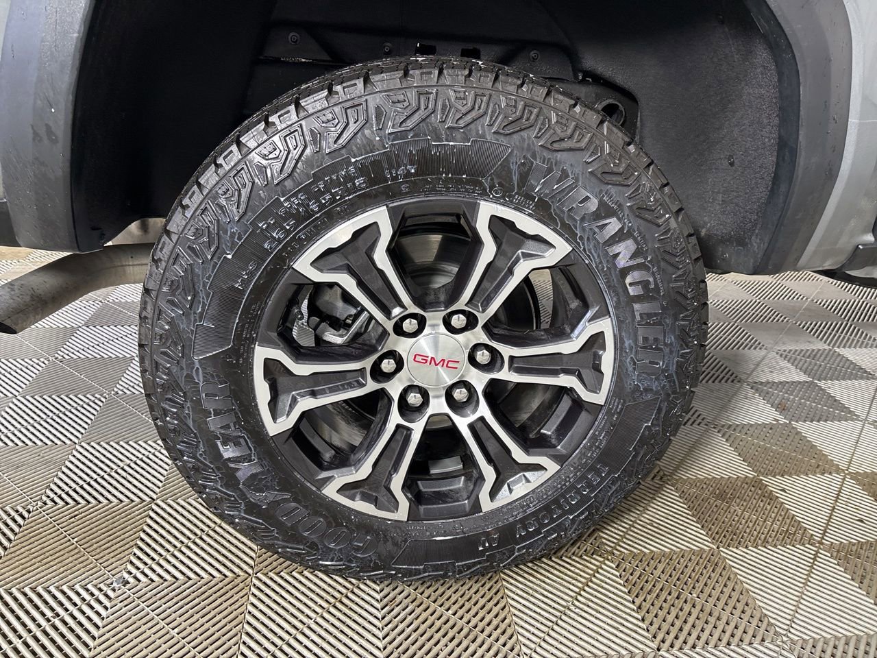 Used 2025 GMC Canyon AT4 image 28