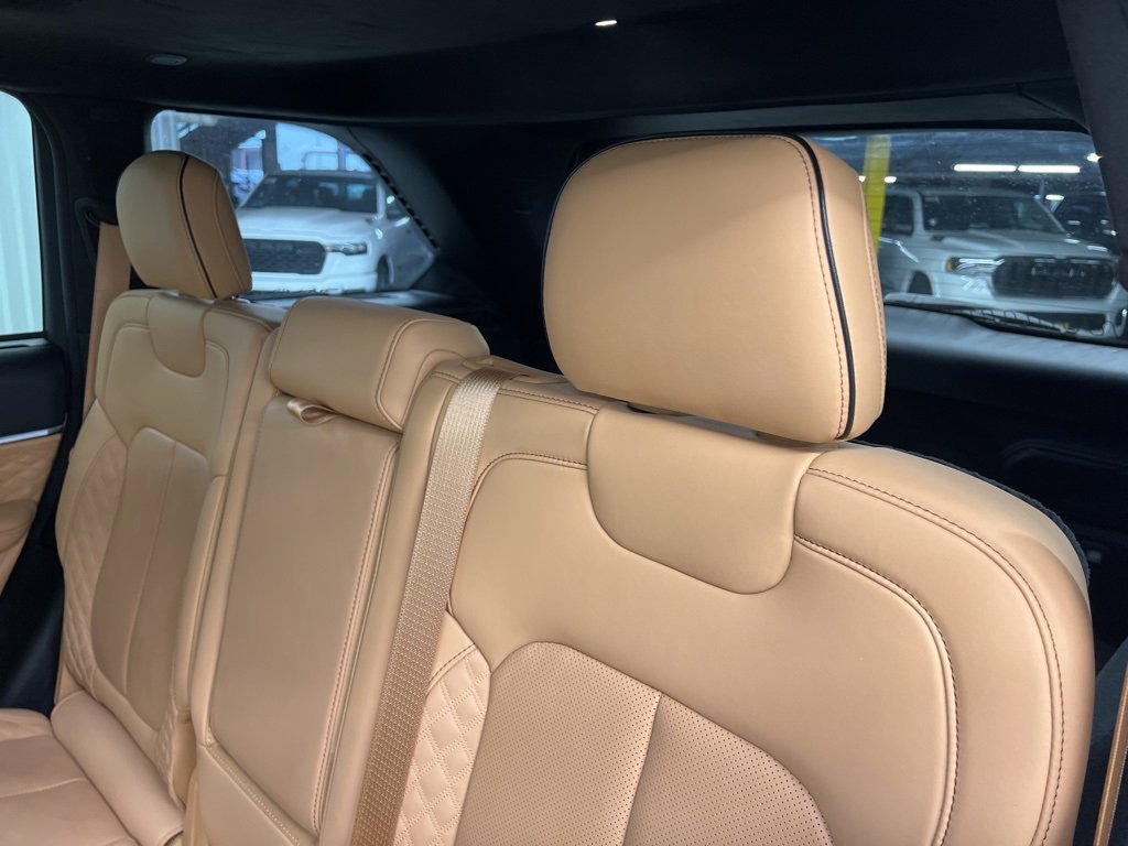 Used 2023 Jeep Grand Cherokee Summit image 11