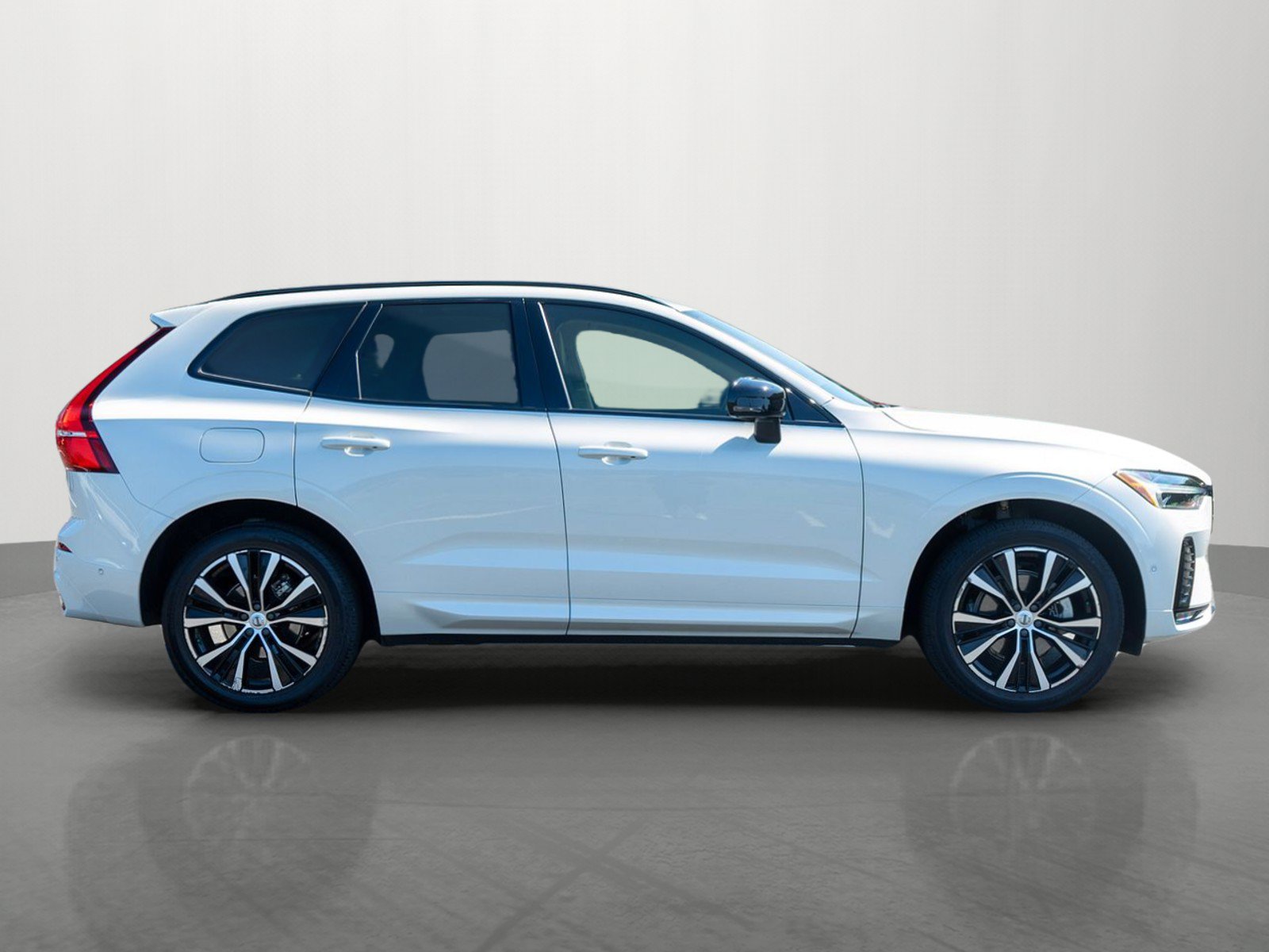 Used 2024 Volvo XC60 B5 Plus w/ Protection Package Premier AWD/4WD image 8