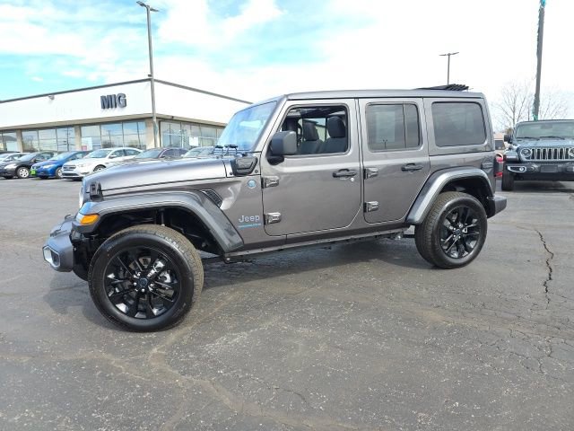 Used 2025 Jeep Wrangler Unlimited Sahara w/ Safety Group AWD/4WD image 3