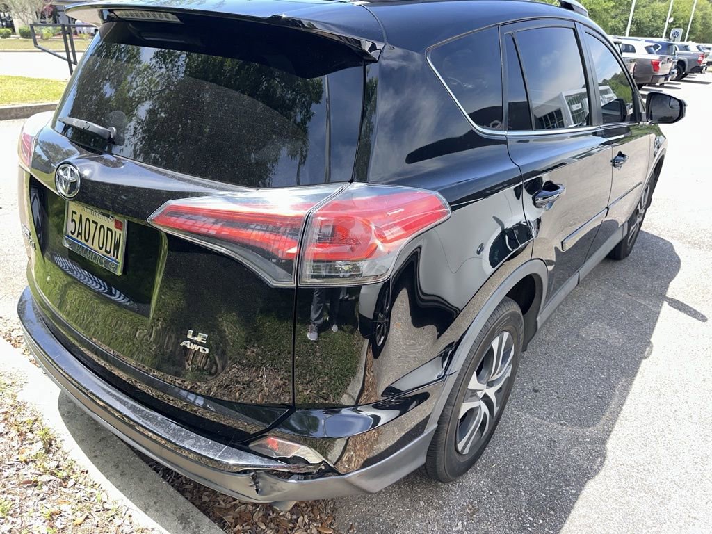 Used 2018 Toyota RAV4 LE AWD/4WD image 11