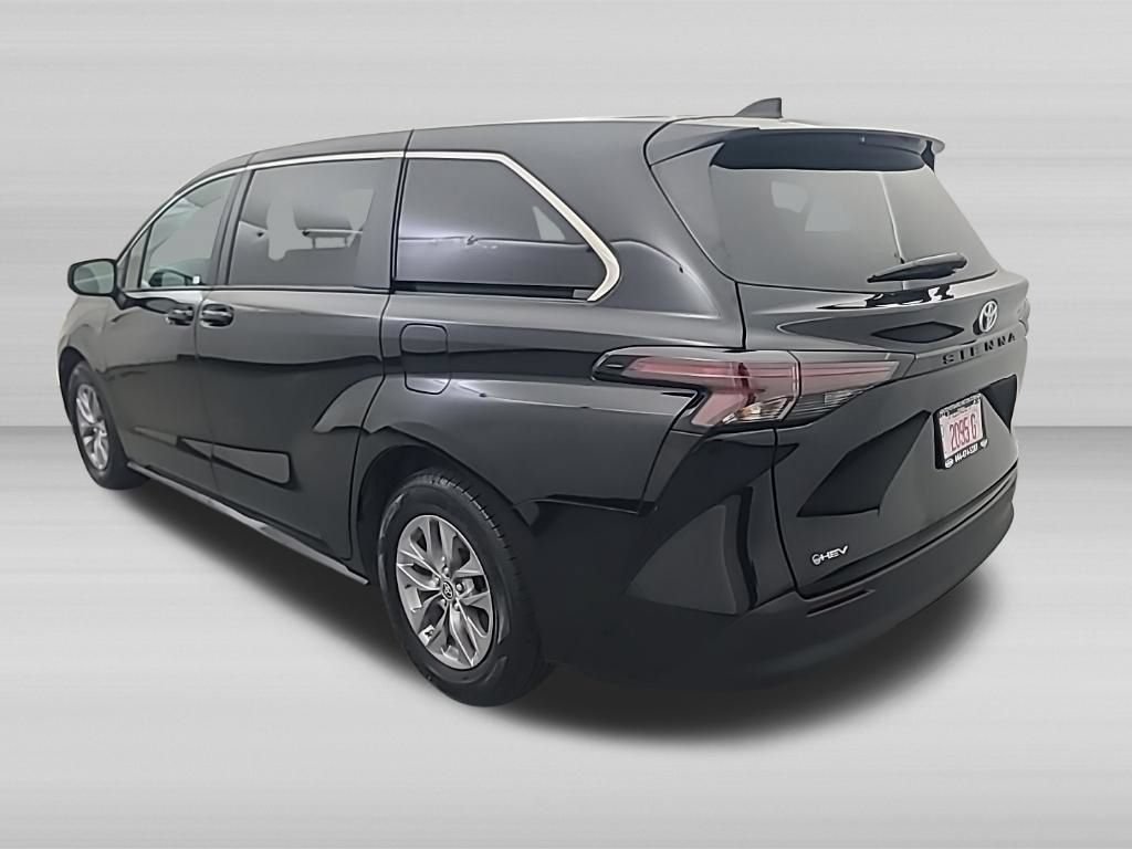 Used 2025 Toyota Sienna LE FWD image 6