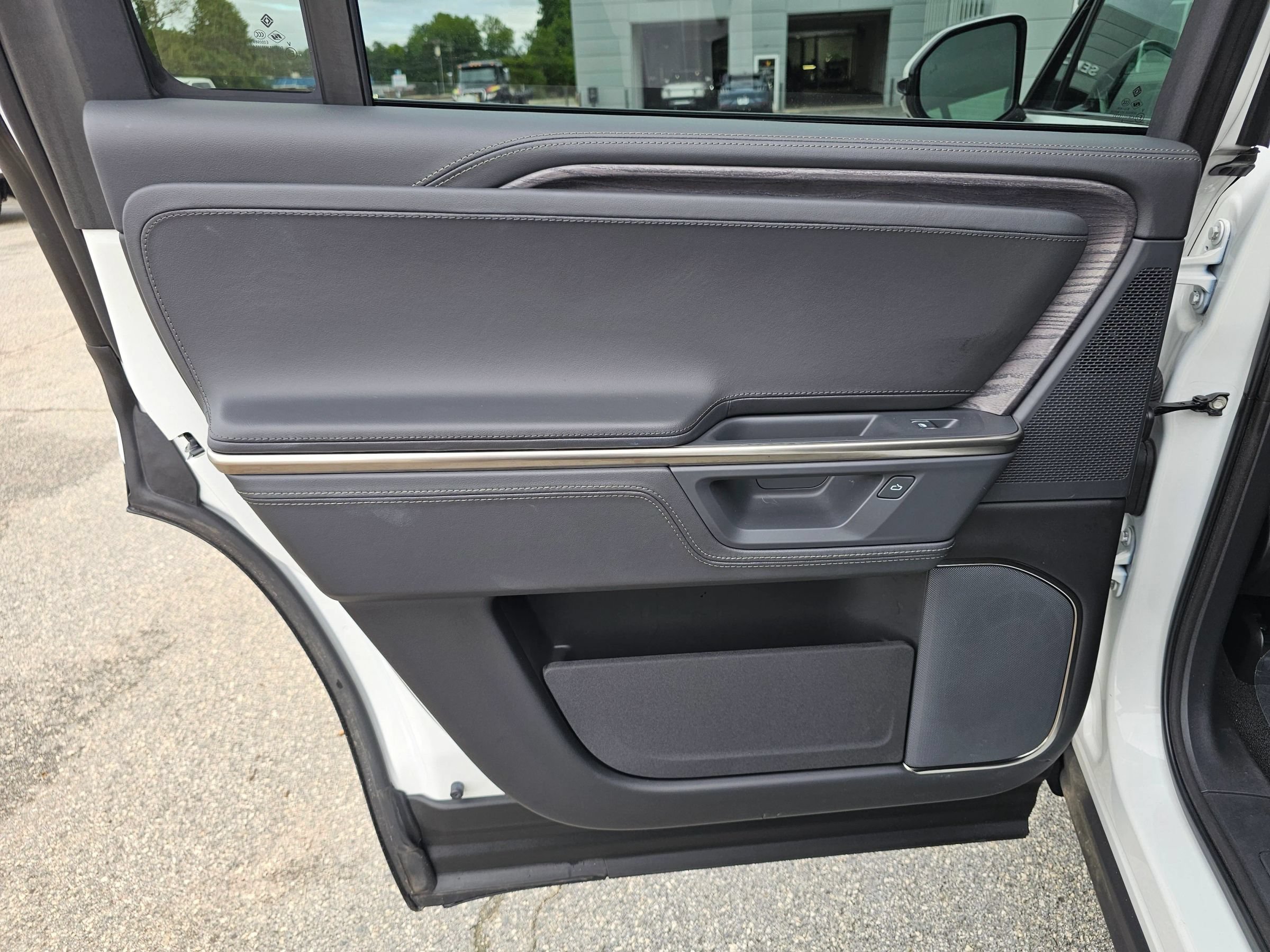 Used 2025 Rivian R1S Adventure Dual AWD/4WD image 24