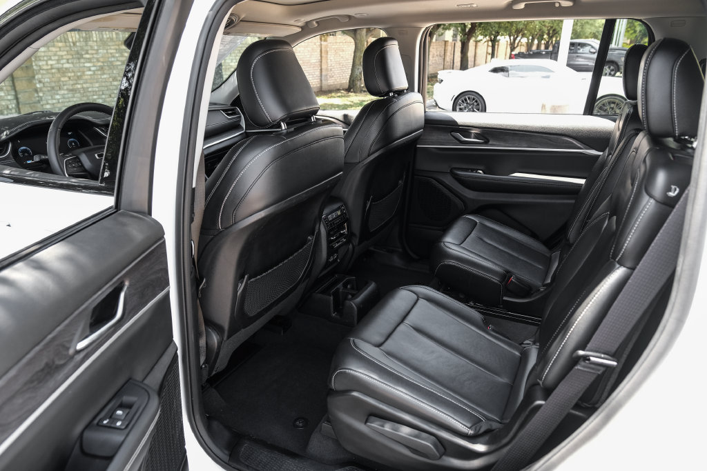 Used 2023 Jeep Grand Cherokee L Limited AWD/4WD image 52