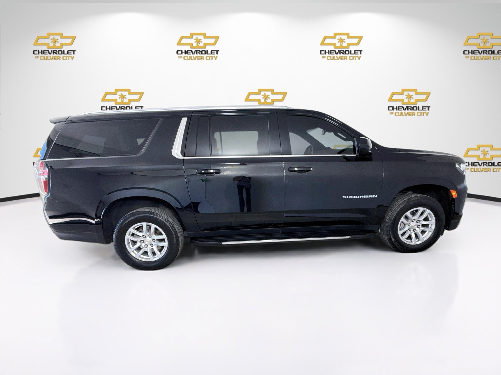 Used 2024 Chevrolet Suburban LT RWD image 9