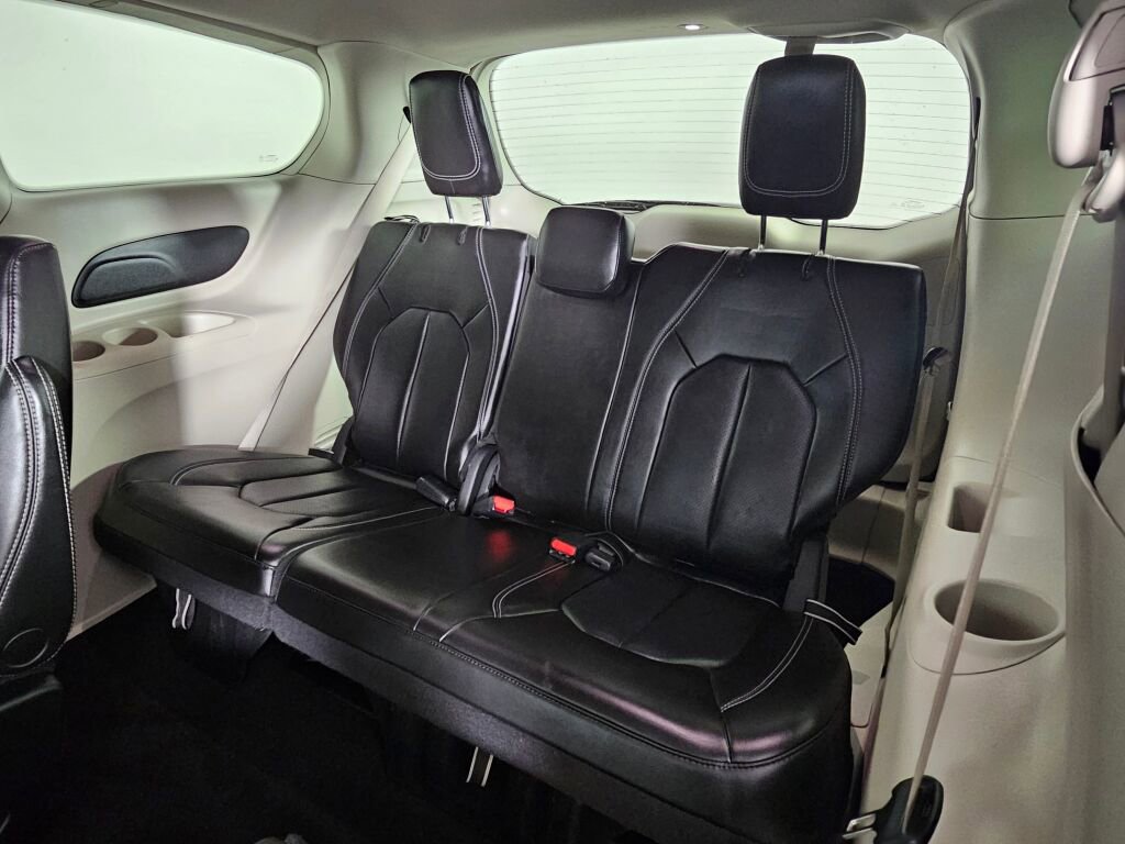 Used 2023 Chrysler Pacifica Touring-L image 34