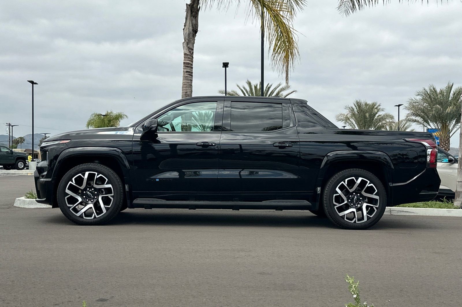 Used 2024 Chevrolet Silverado EV RST AWD/4WD image 7