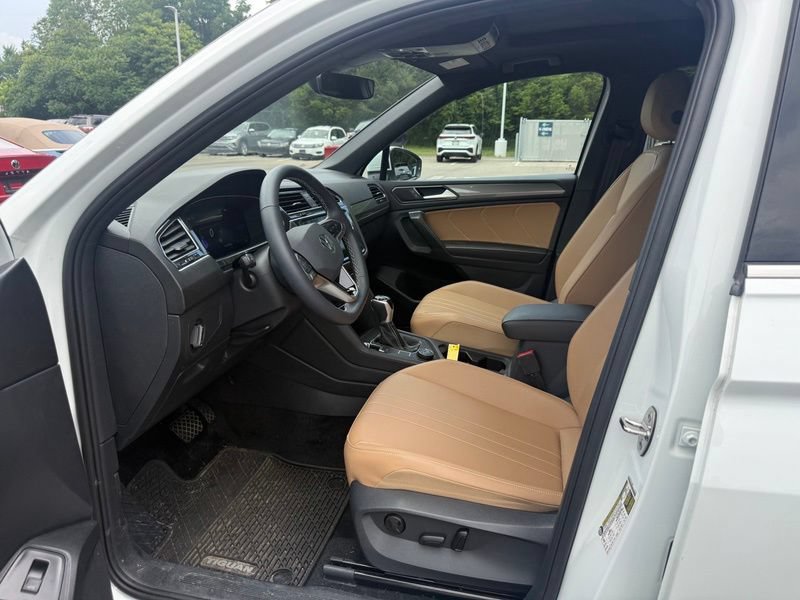 Used 2024 Volkswagen Tiguan SE AWD/4WD image 3