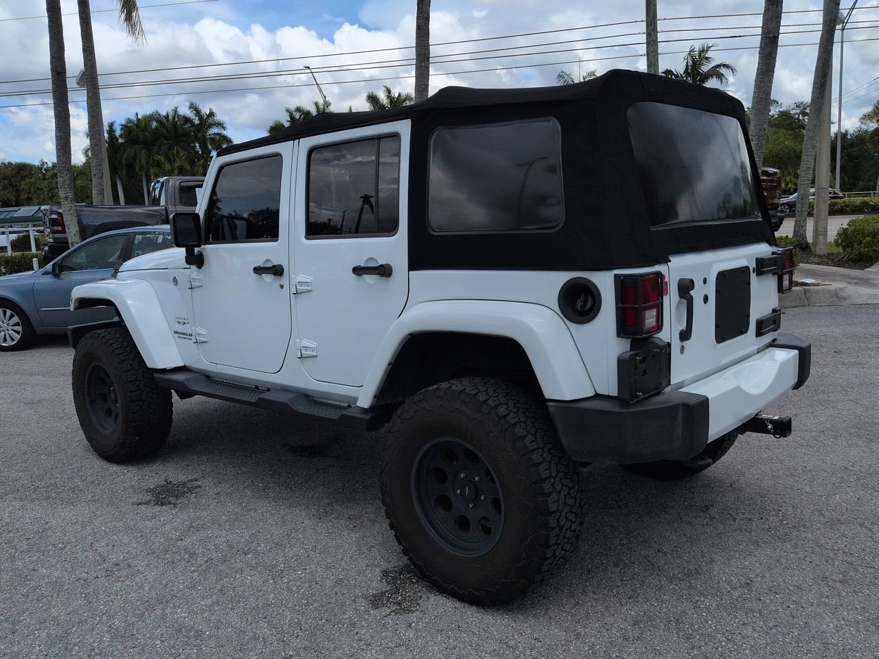 Used 2016 Jeep Wrangler Unlimited Sahara w/ Connectivity Group AWD/4WD image 7
