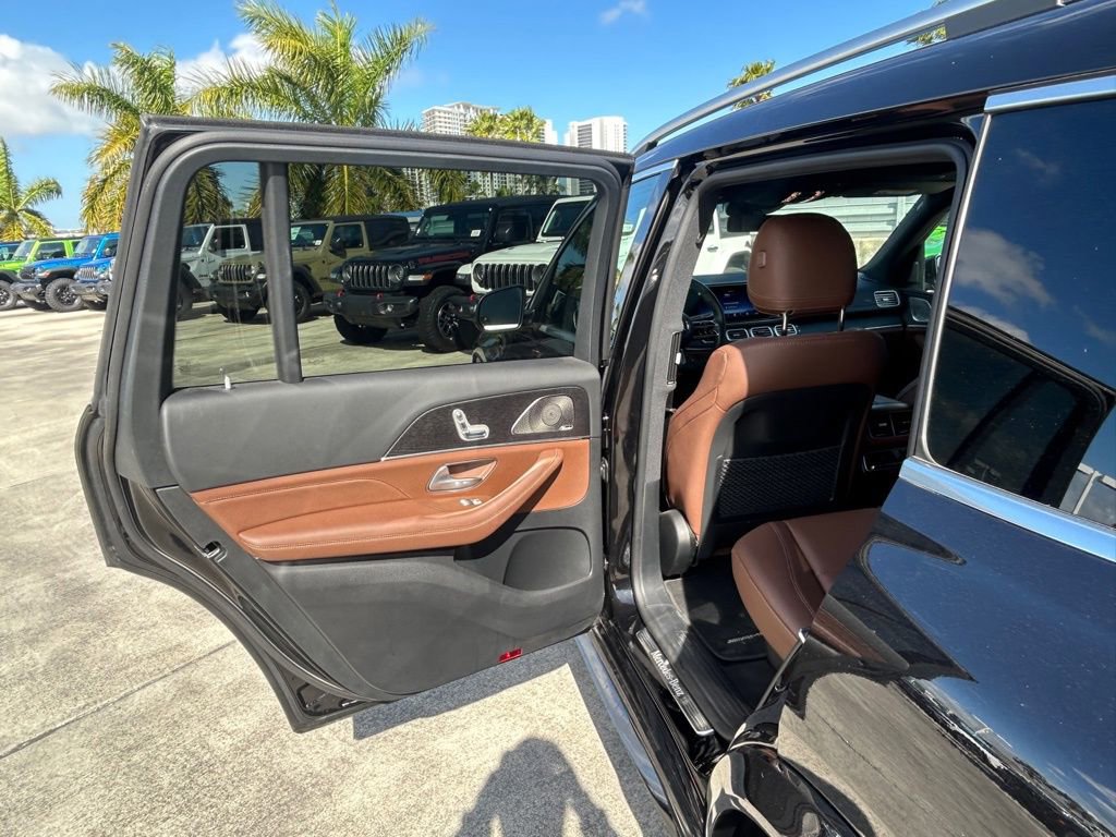 Used 2024 Mercedes-Benz GLS 450 4MATIC w/ AMG Line Exterior image 38