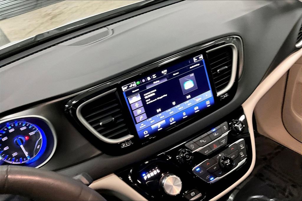 Used 2024 Chrysler Pacifica Touring-L image 9