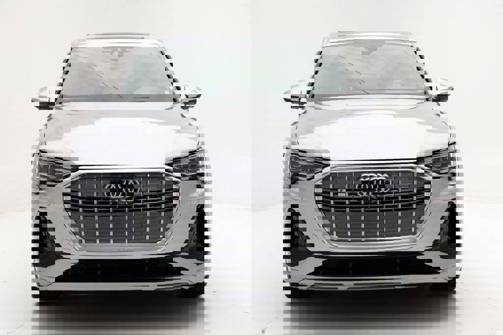 Used 2023 Audi e-tron Premium Plus w/ Premium Plus Package image 3