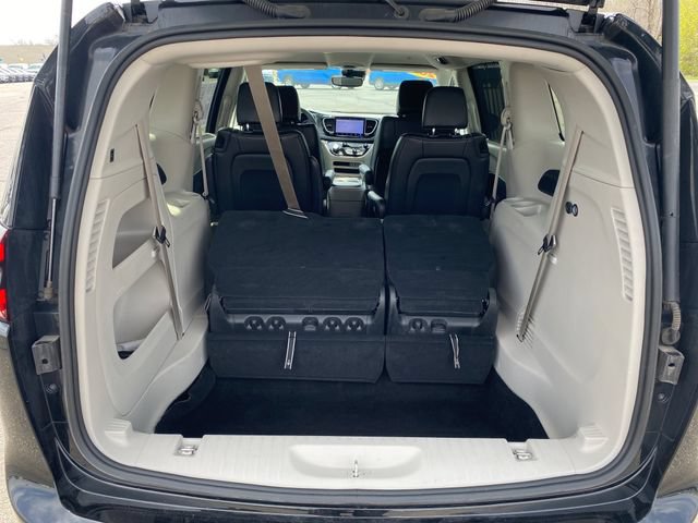 Used 2024 Chrysler Pacifica Touring-L FWD image 18