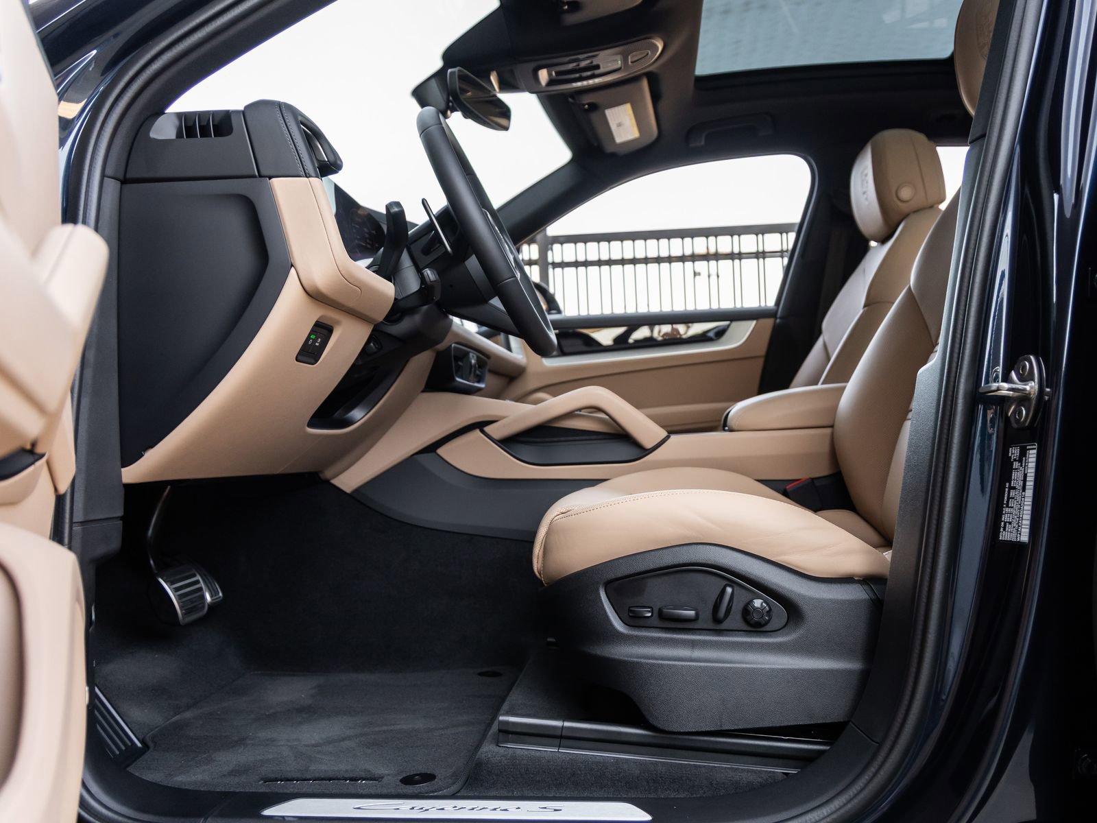 Certified 2025 Porsche Cayenne S AWD/4WD image 24