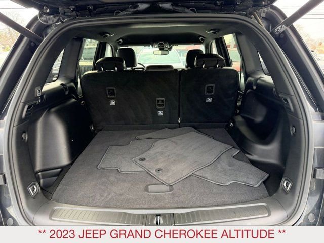 Used 2023 Jeep Grand Cherokee Altitude AWD/4WD image 12