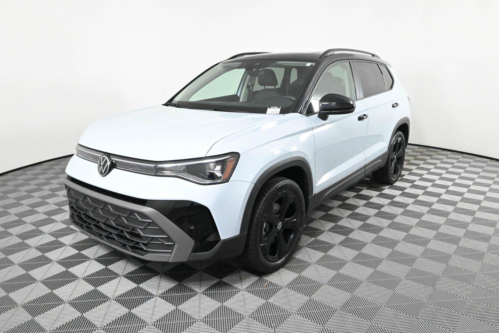 Used 2025 Volkswagen Taos SE AWD/4WD image 2