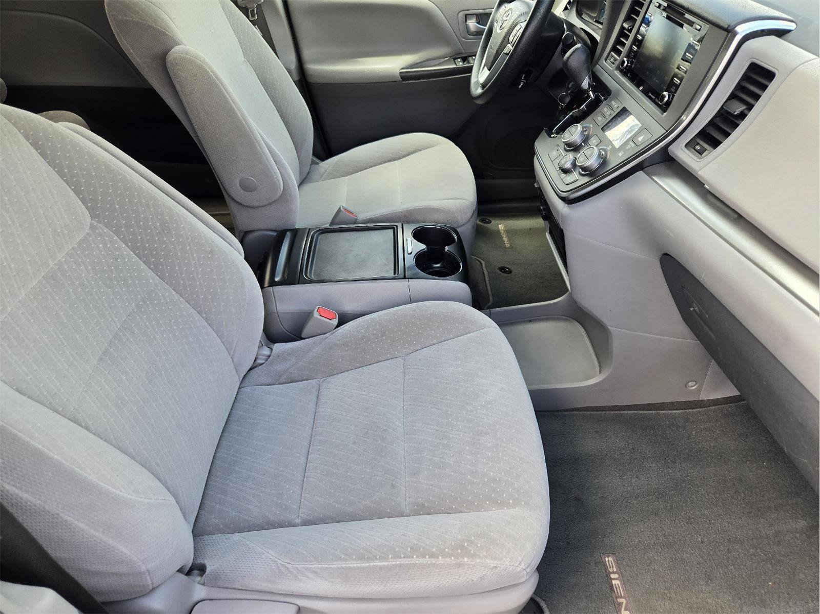 Used 2018 Toyota Sienna LE FWD image 13