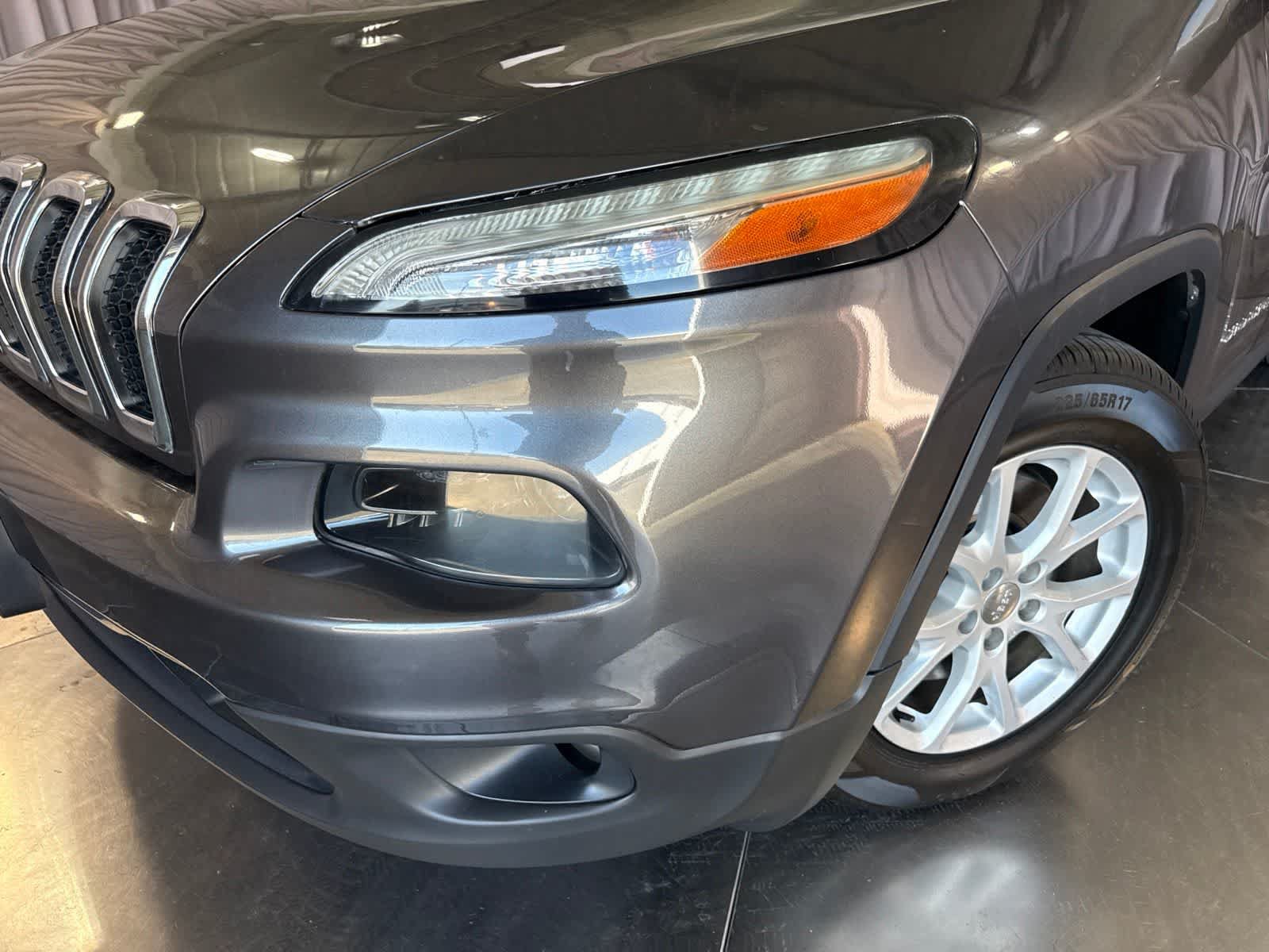 Used 2016 Jeep Cherokee Latitude FWD image 9