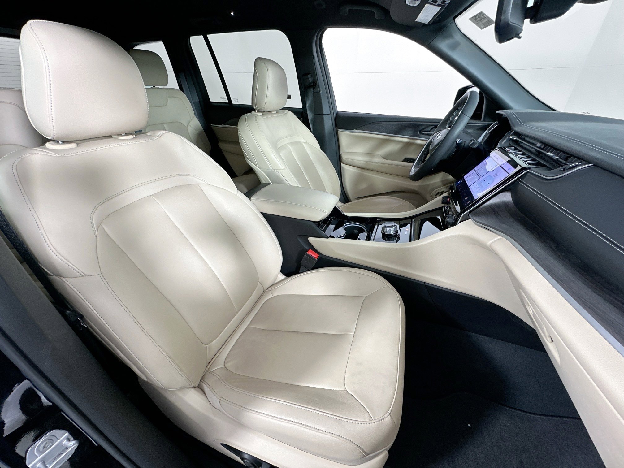 Used 2023 Jeep Grand Cherokee Limited w/ Black Appearance Package image 27