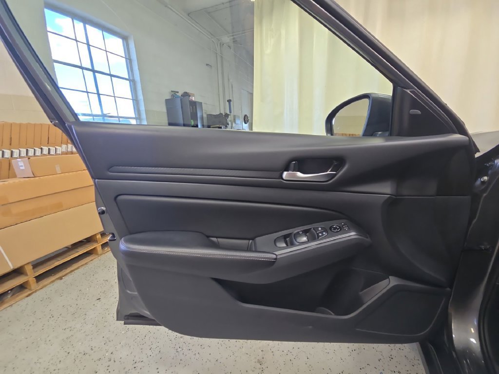 Used 2025 Nissan Altima 2.5 SV FWD image 30