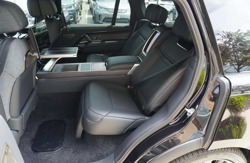 New 2026 Land Rover Range Rover SV AWD/4WD image 13