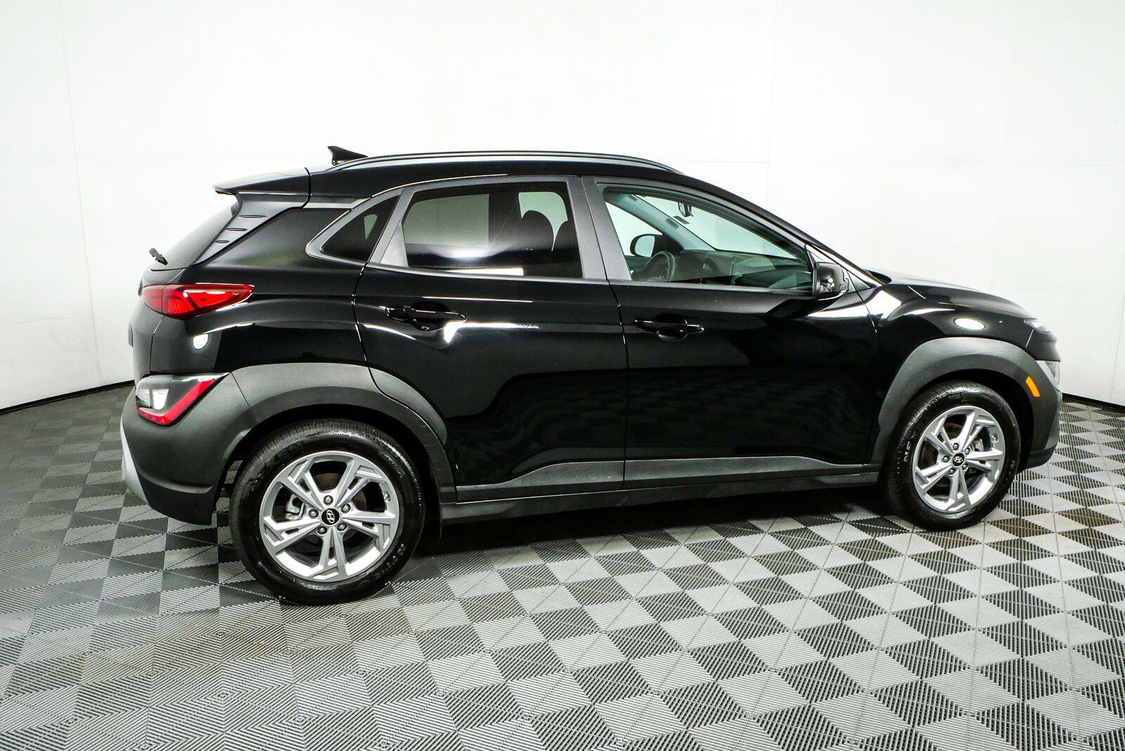 Used 2023 Hyundai Kona SEL w/ Convenience Package FWD image 2