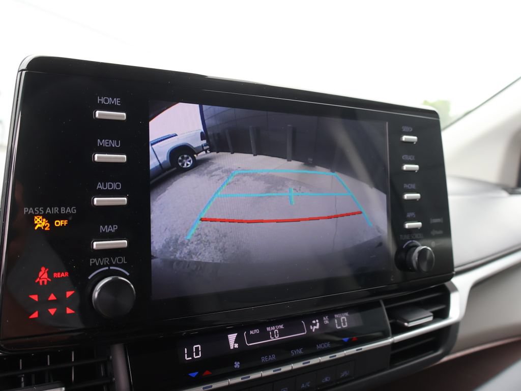 Used 2024 Toyota Sienna LE FWD image 32