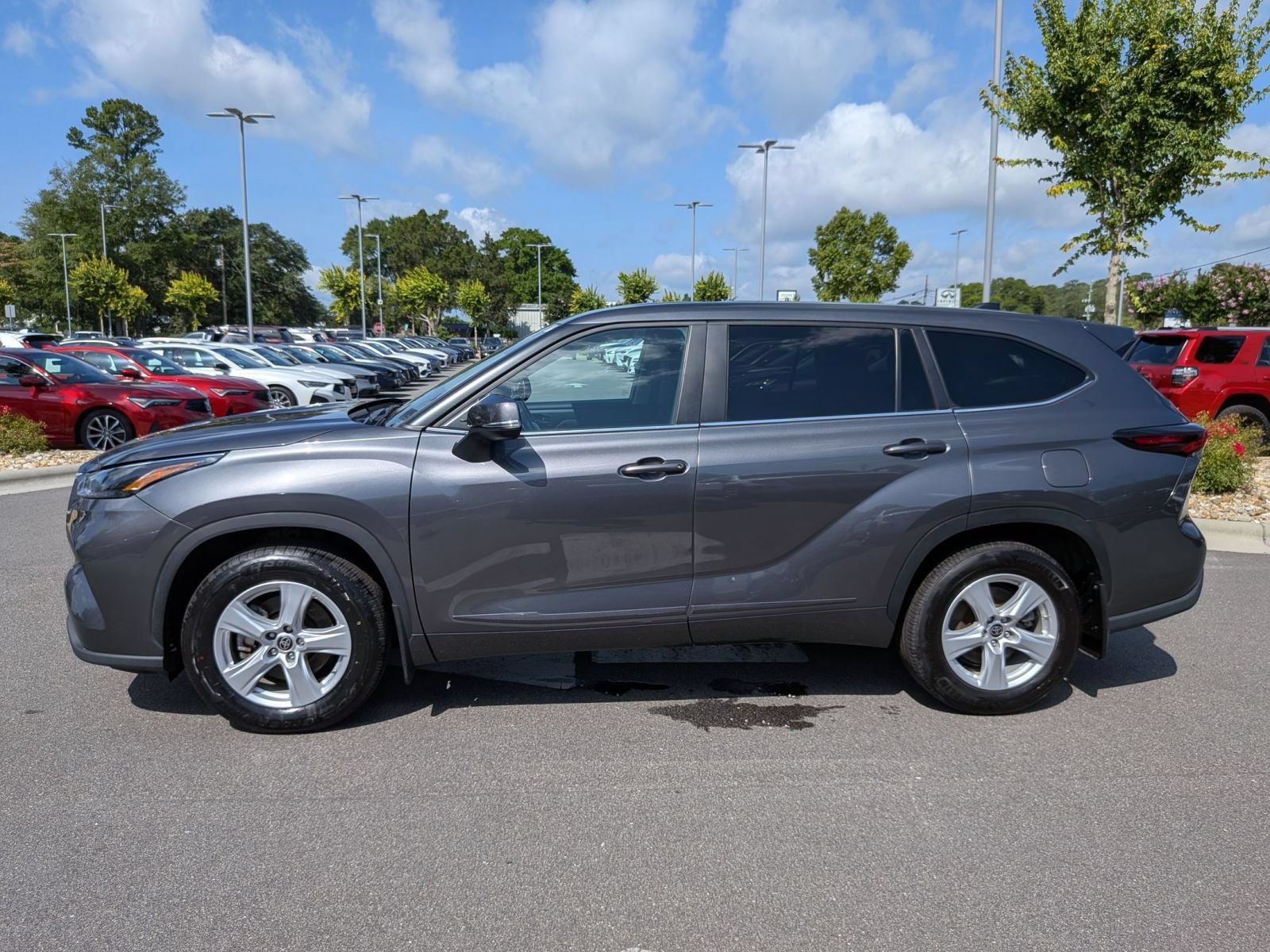 Used 2024 Toyota Highlander LE FWD image 6