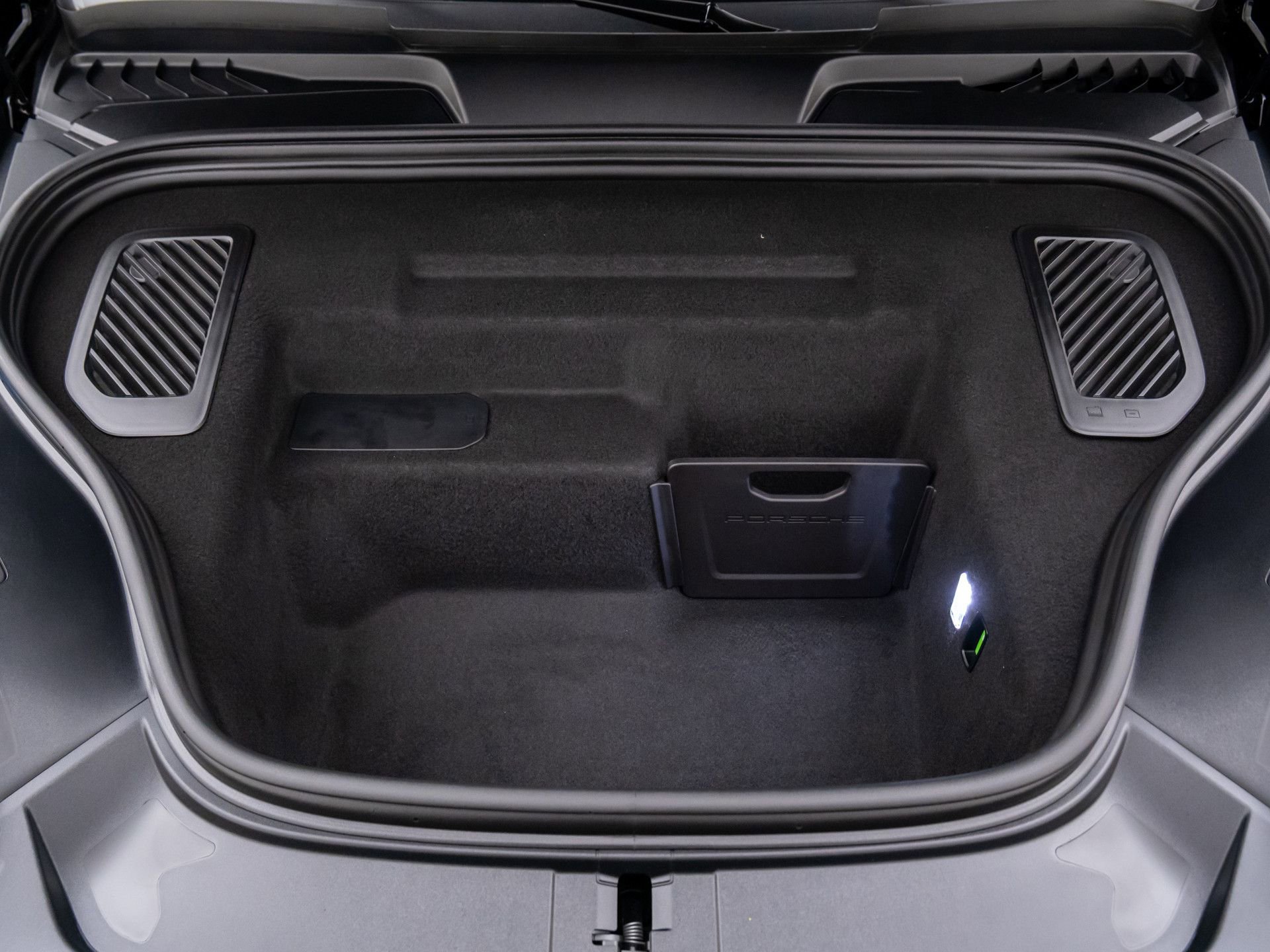 Certified 2025 Porsche Macan 4 Electric AWD/4WD image 29