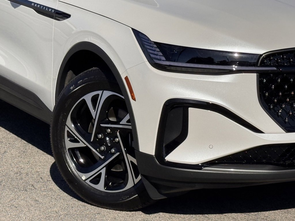 Used 2025 Lincoln Nautilus Premier w/ Jet Appearance Package image 4