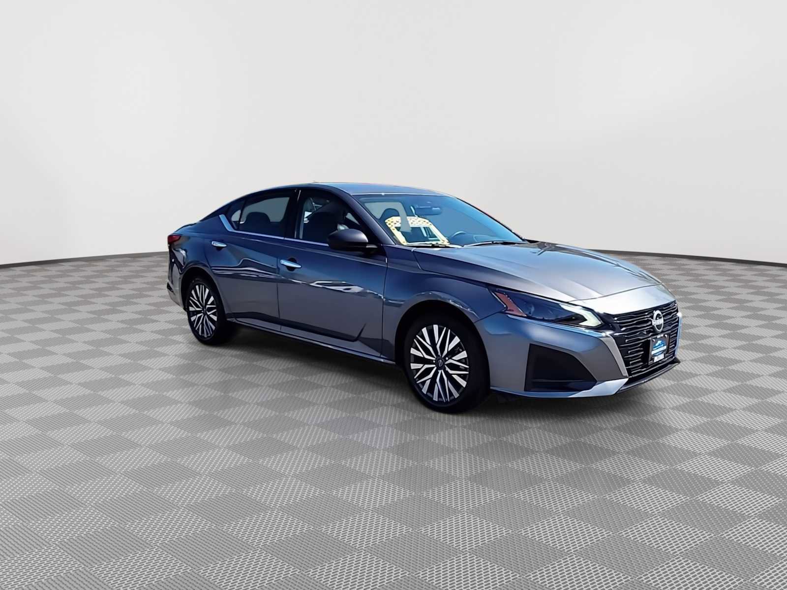 Used 2025 Nissan Altima 2.5 SV FWD image 2