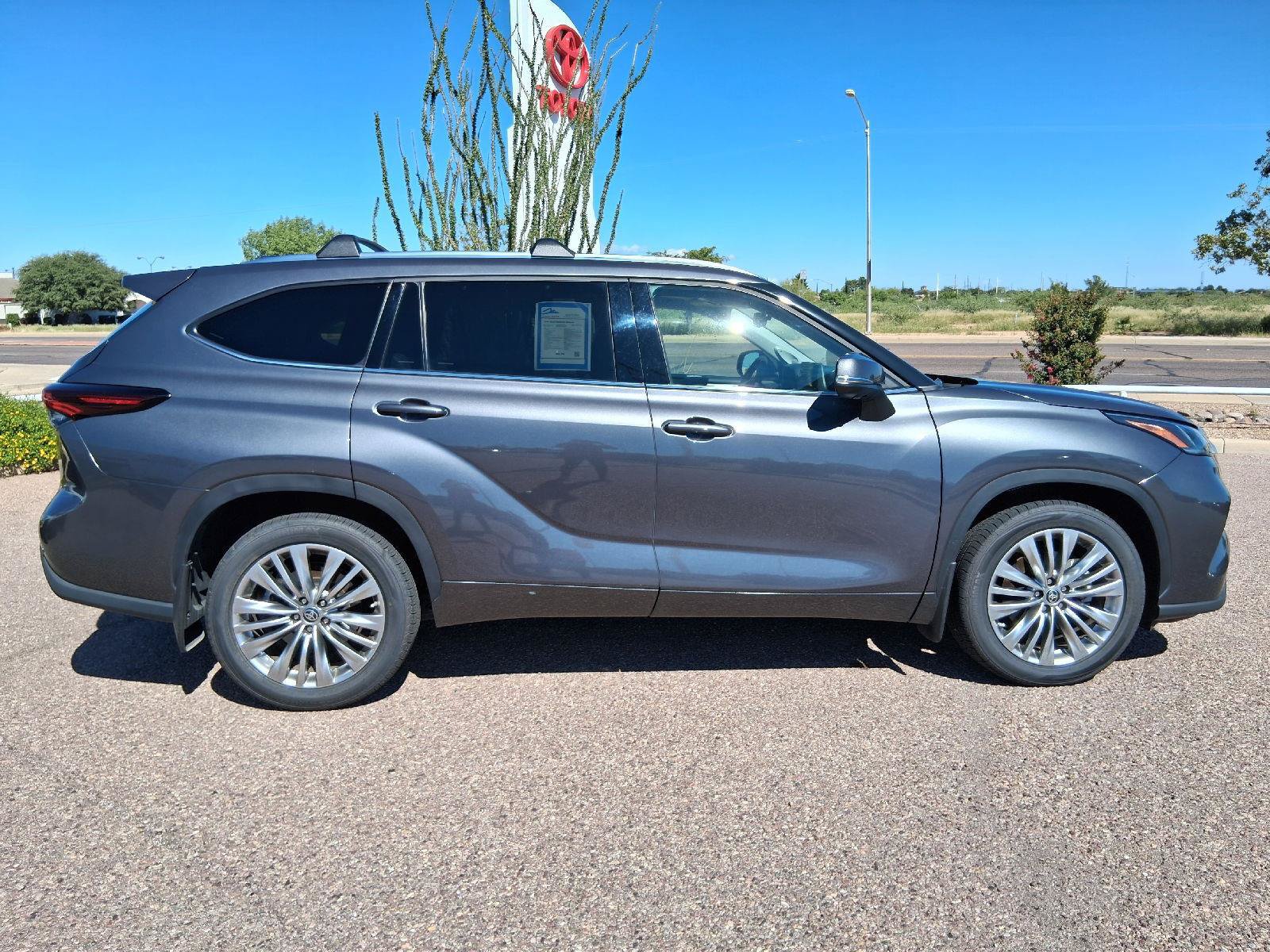 Certified 2024 Toyota Highlander Platinum AWD/4WD image 7