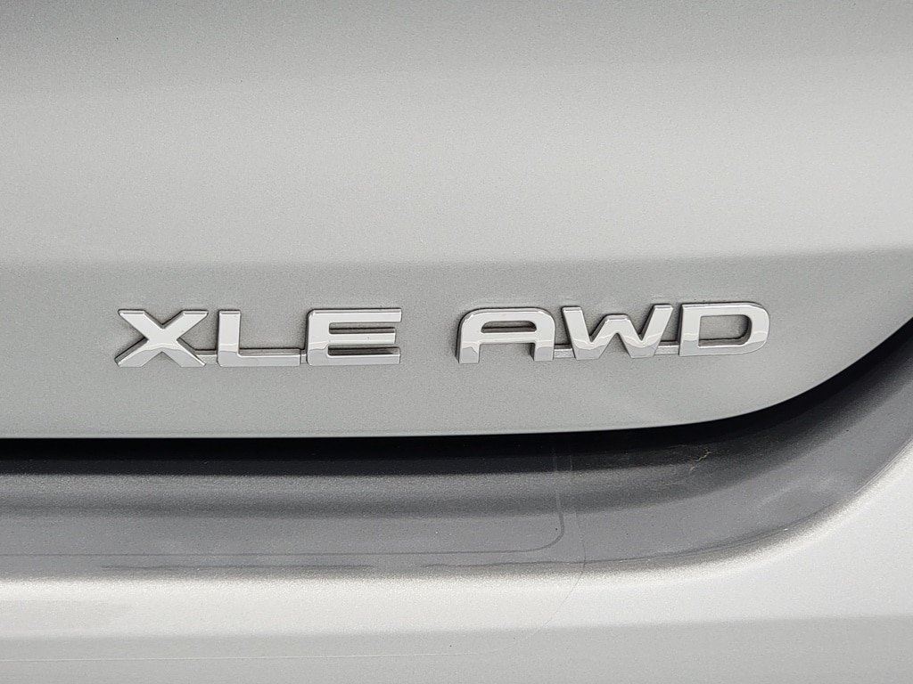 Used 2022 Toyota Highlander XLE AWD/4WD image 9