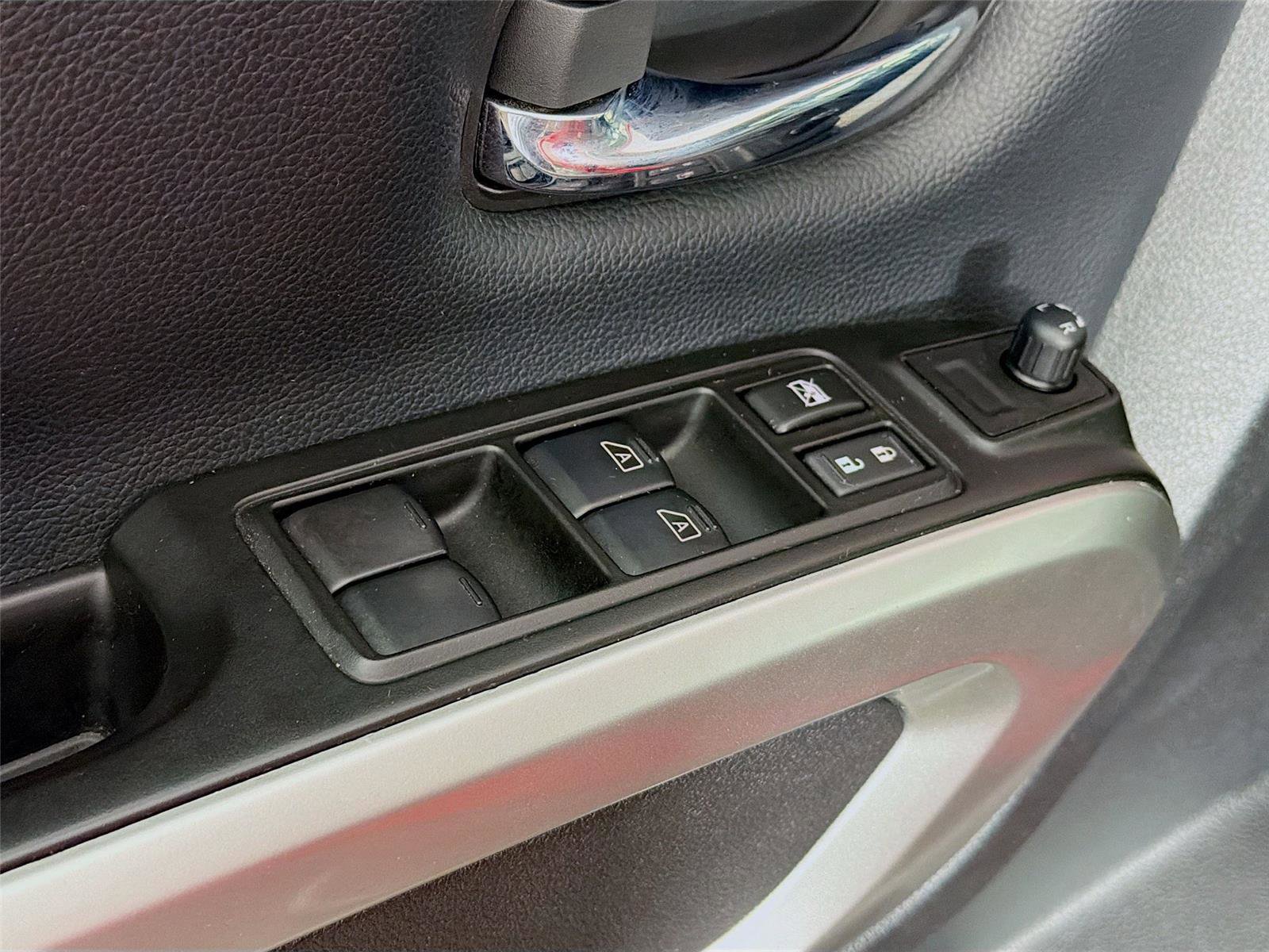 Used 2024 Nissan Titan SV AWD/4WD image 18