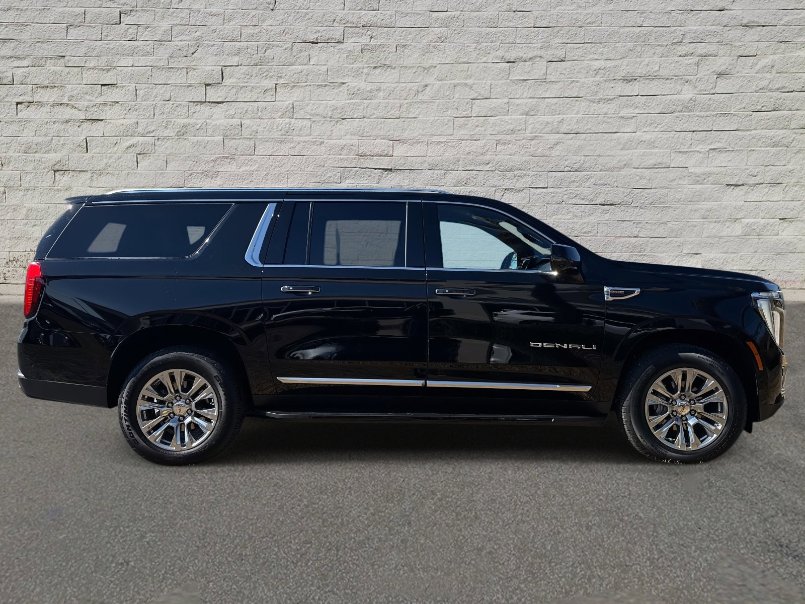Used 2025 GMC Yukon XL Denali image 5