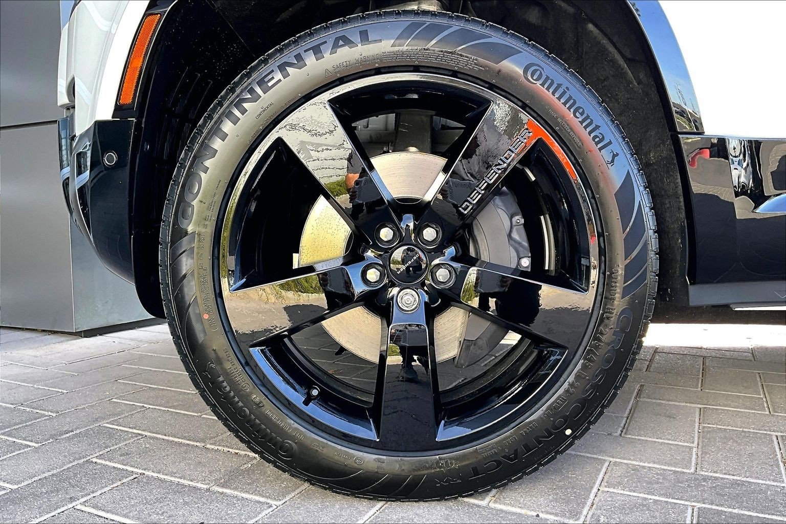 New 2026 Land Rover Defender 110 X-Dynamic SE image 12