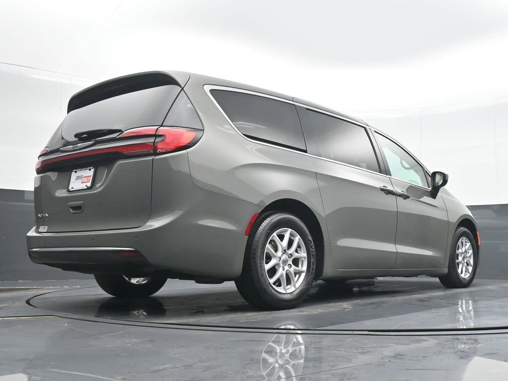 Used 2023 Chrysler Pacifica Touring-L FWD image 21