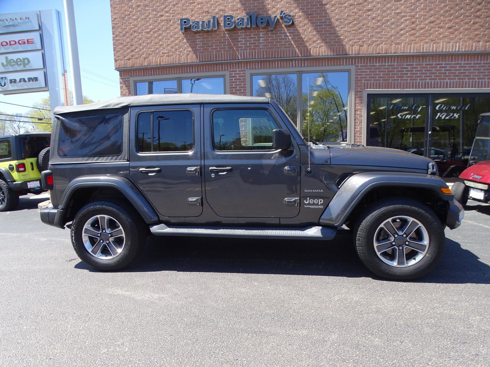 Used 2018 Jeep Wrangler Unlimited Sahara image 32