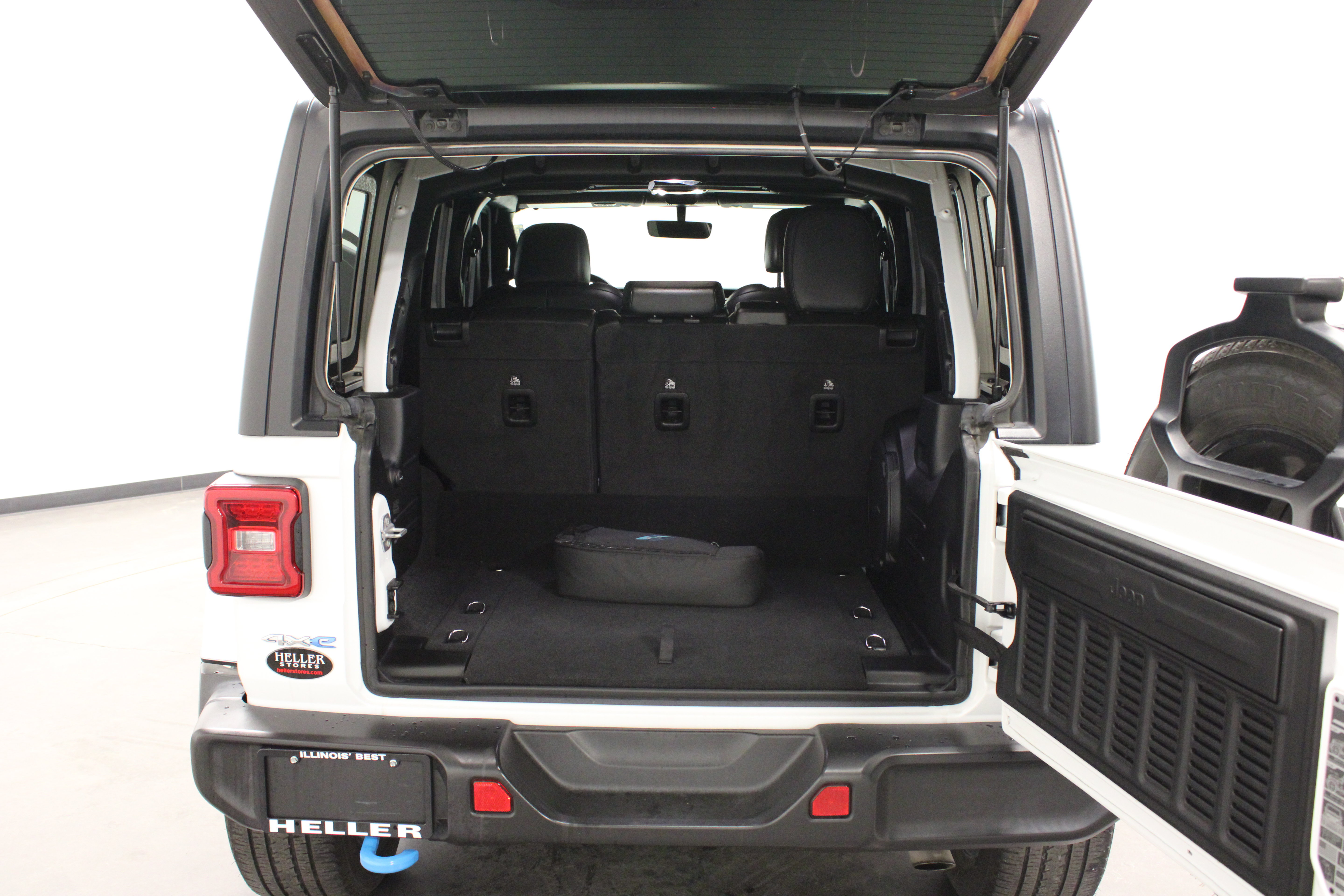 Used 2023 Jeep Wrangler Unlimited Sahara w/ Cold Weather Group AWD/4WD image 14