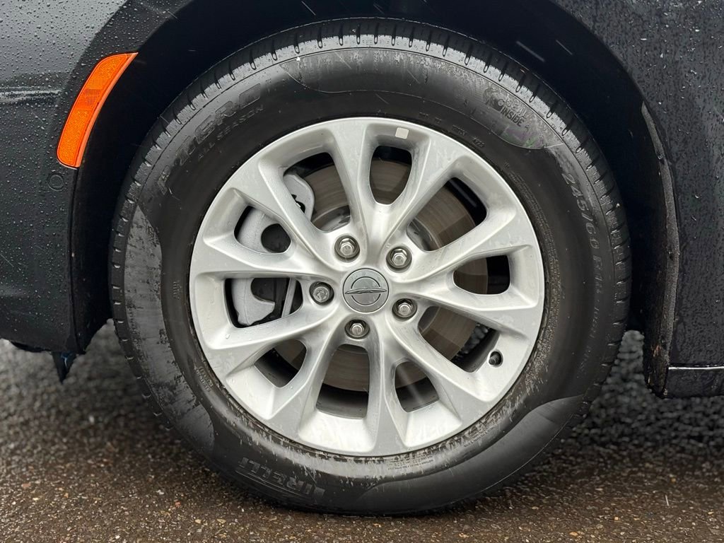 Used 2025 Chrysler Pacifica Select image 9